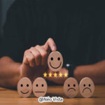 Équipe commerciale engagée interagissant avec des clients satisfaits.