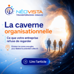 Visuel NEOVISTA représentant une équipe de dirigeants à l’entrée d’une caverne lumineuse, symbole des zones aveugles organisationnelles, de la culture d’entreprise et de la transformation par les neurosciences.